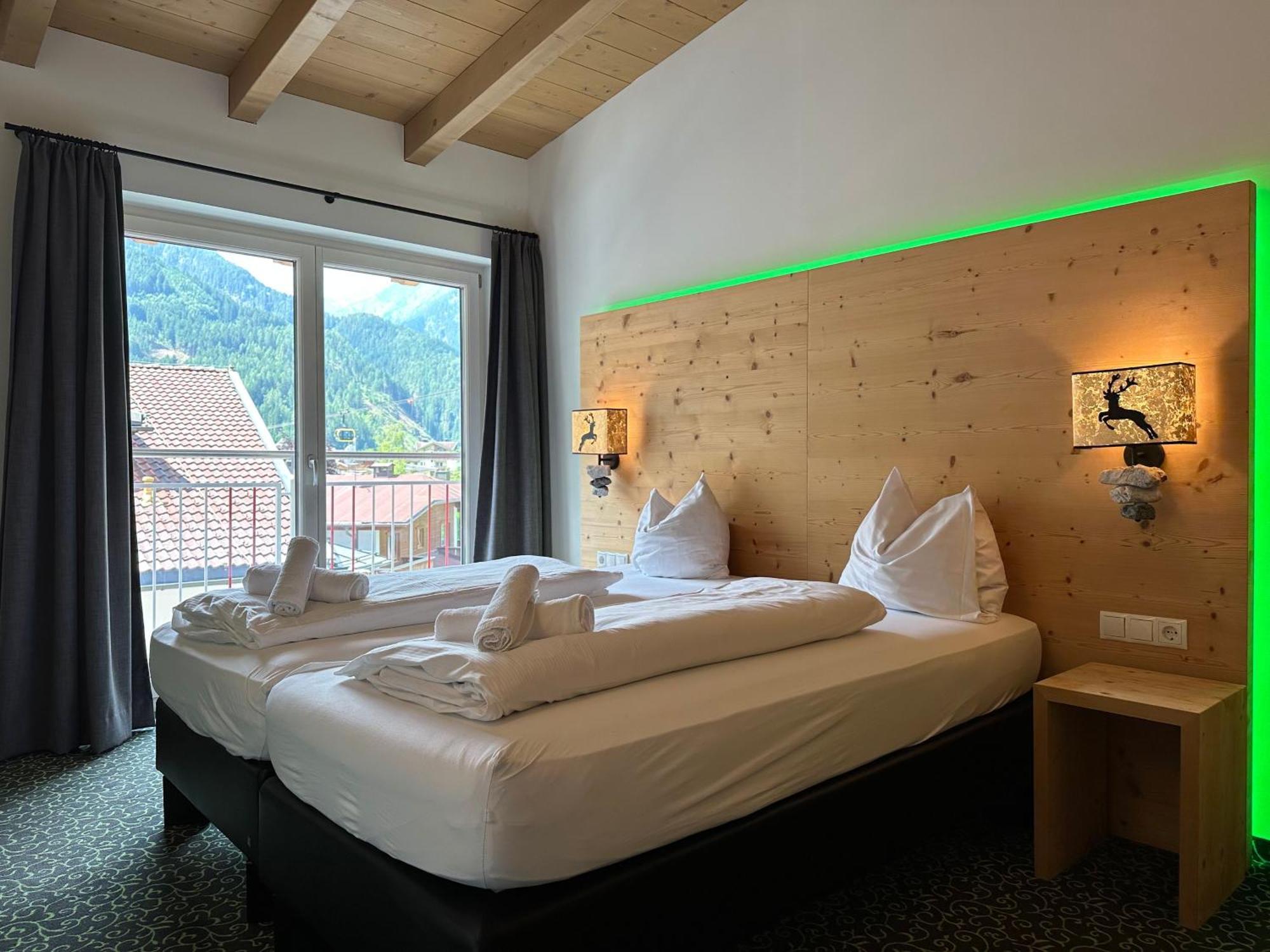 Partyhouse Harakiri Stay Different 60 Seconds To Mountains! Free Parking! Self Check-In Mayrhofen Bagian luar foto