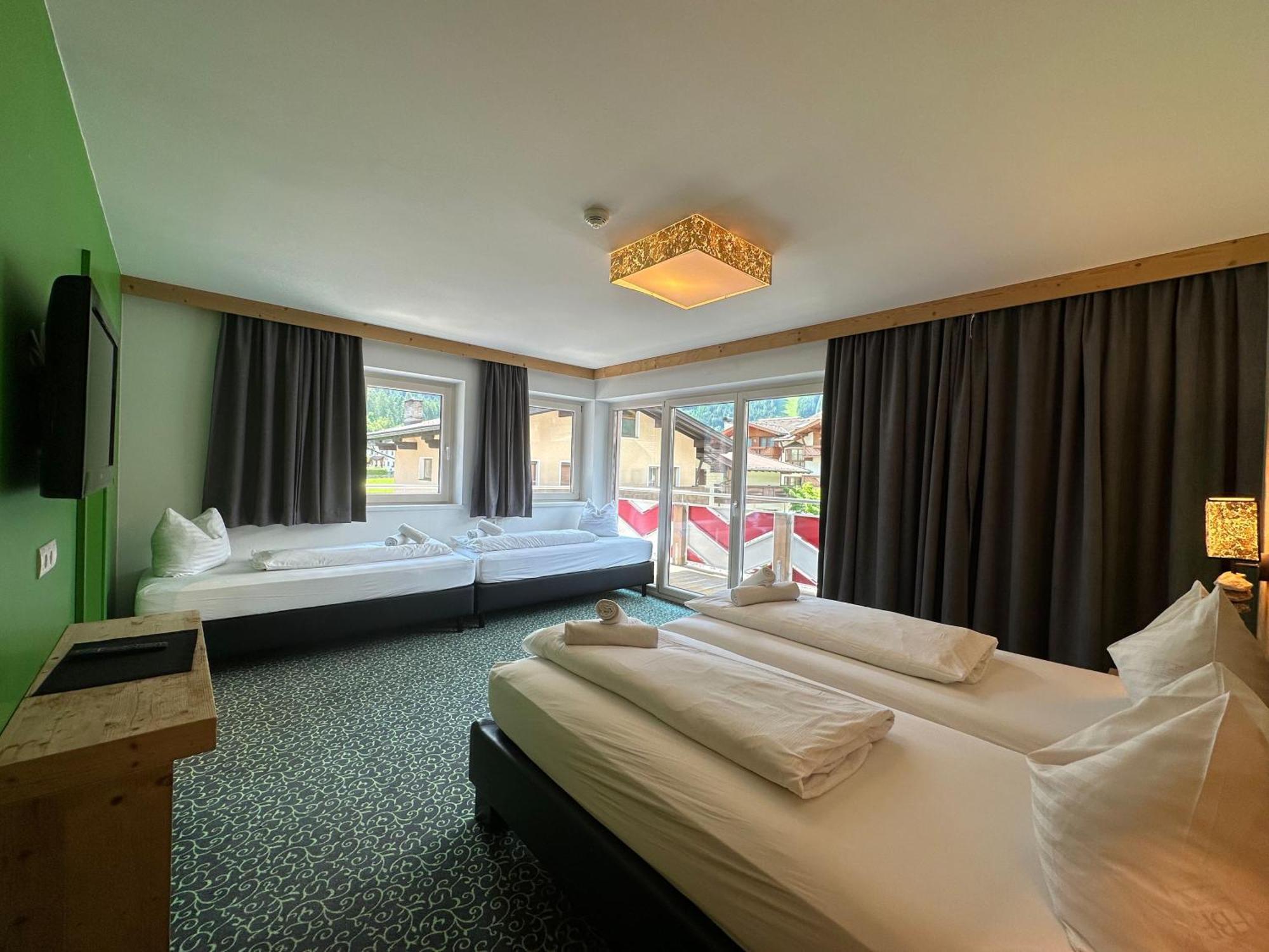 Partyhouse Harakiri Stay Different 60 Seconds To Mountains! Free Parking! Self Check-In Mayrhofen Bagian luar foto