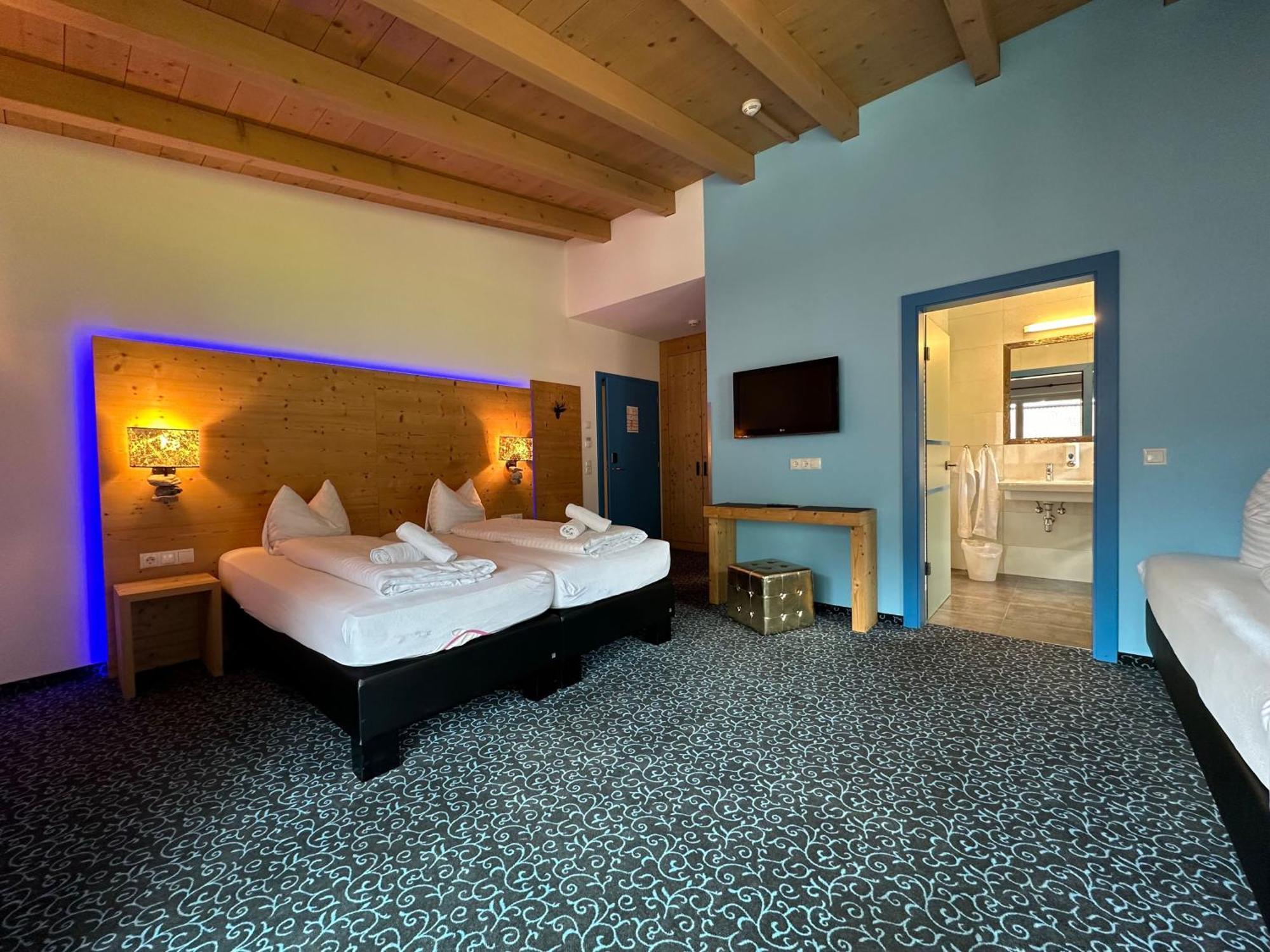 Partyhouse Harakiri Stay Different 60 Seconds To Mountains! Free Parking! Self Check-In Mayrhofen Bagian luar foto