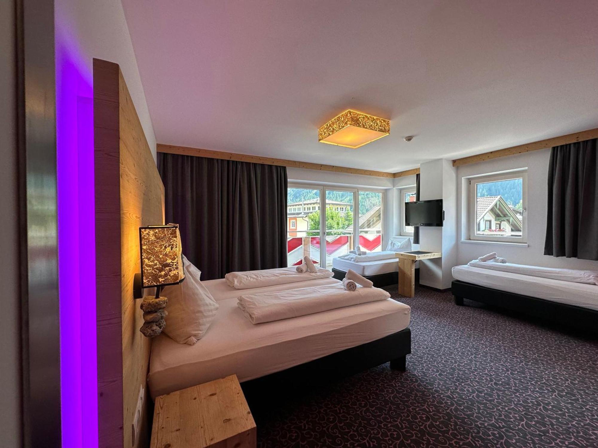 Partyhouse Harakiri Stay Different 60 Seconds To Mountains! Free Parking! Self Check-In Mayrhofen Bagian luar foto