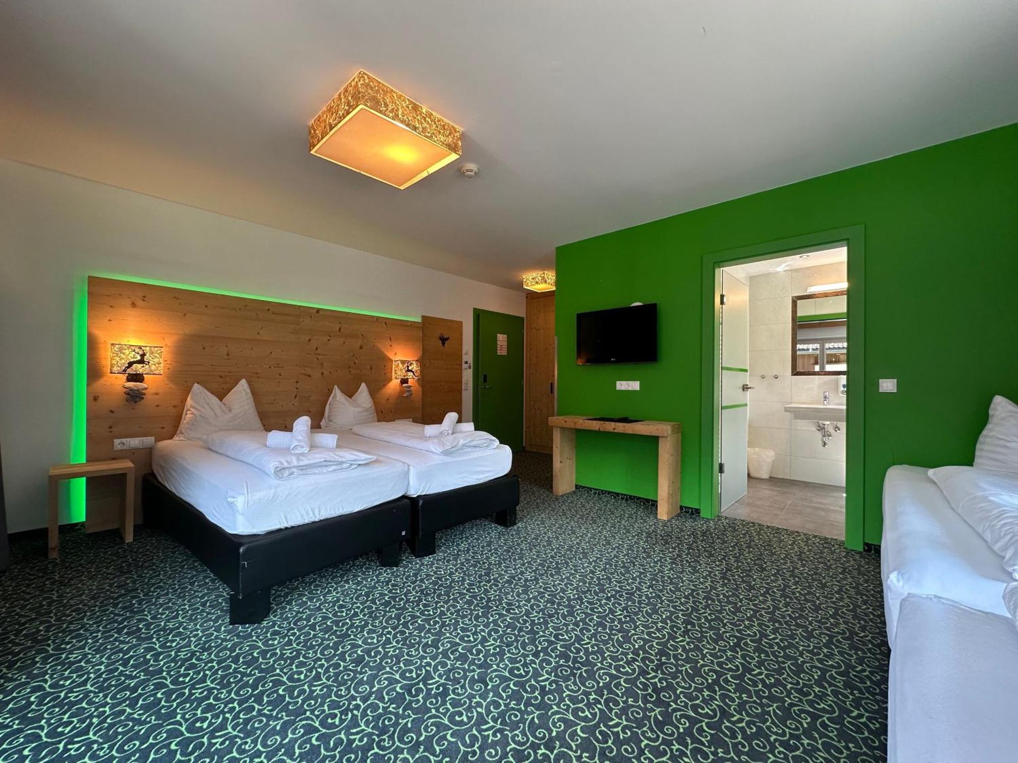 Partyhouse Harakiri Stay Different 60 Seconds To Mountains! Free Parking! Self Check-In Mayrhofen Bagian luar foto