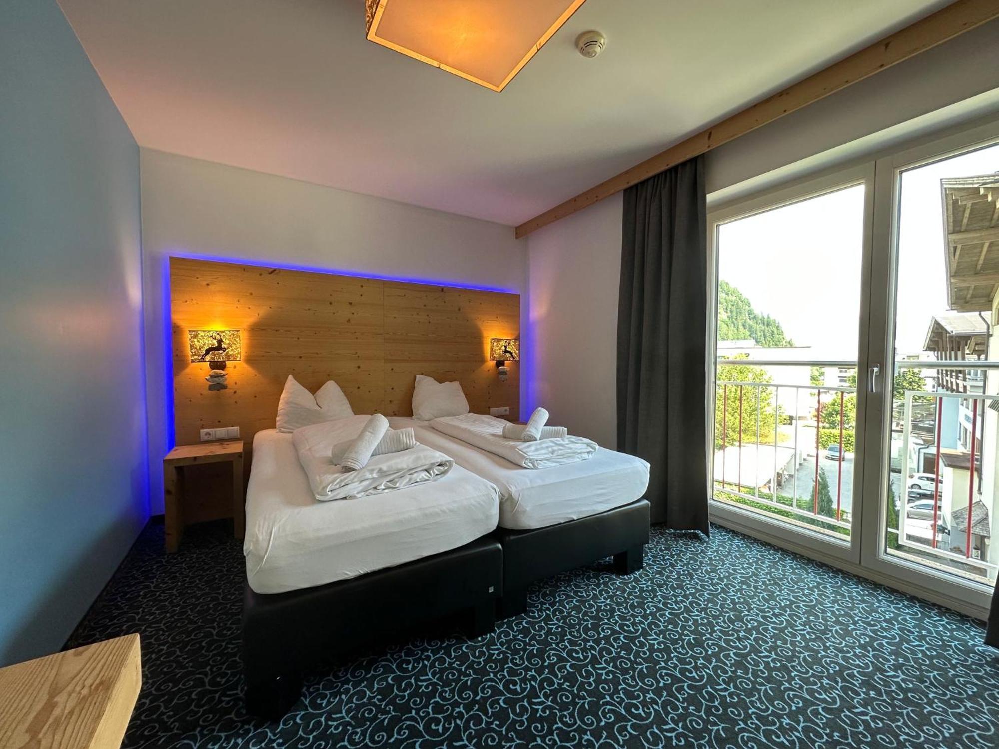 Partyhouse Harakiri Stay Different 60 Seconds To Mountains! Free Parking! Self Check-In Mayrhofen Bagian luar foto
