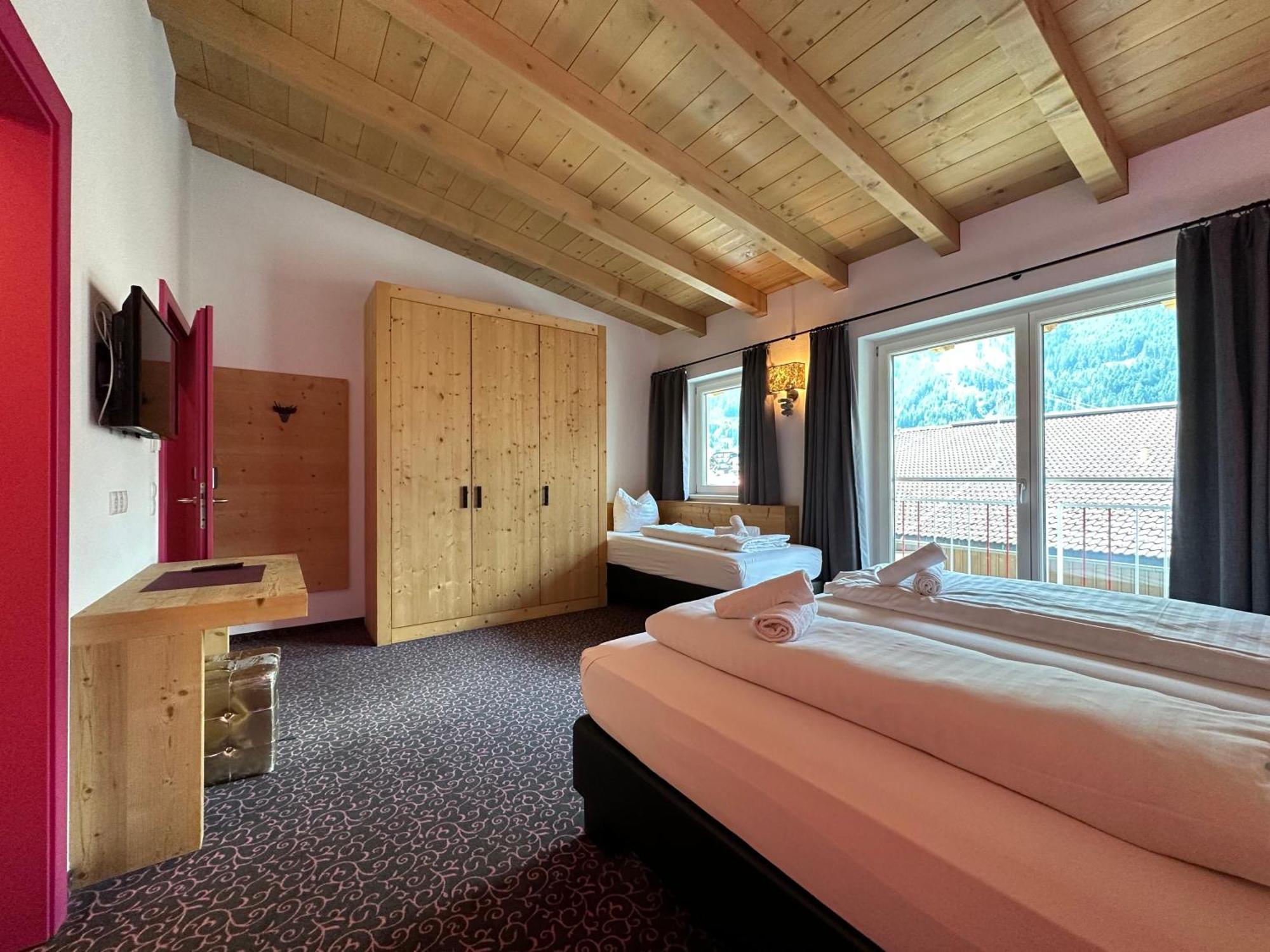 Partyhouse Harakiri Stay Different 60 Seconds To Mountains! Free Parking! Self Check-In Mayrhofen Bagian luar foto