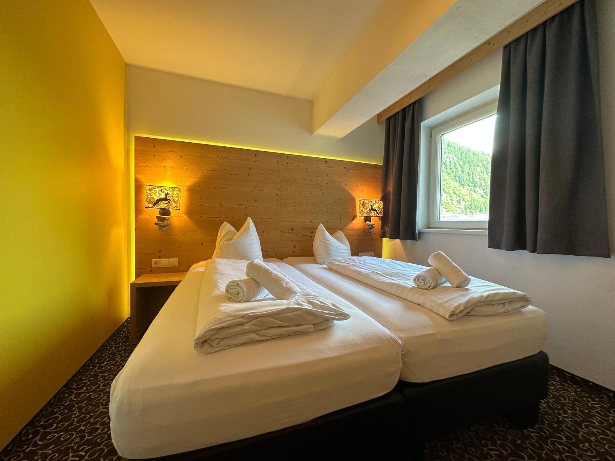 Partyhouse Harakiri Stay Different 60 Seconds To Mountains! Free Parking! Self Check-In Mayrhofen Bagian luar foto
